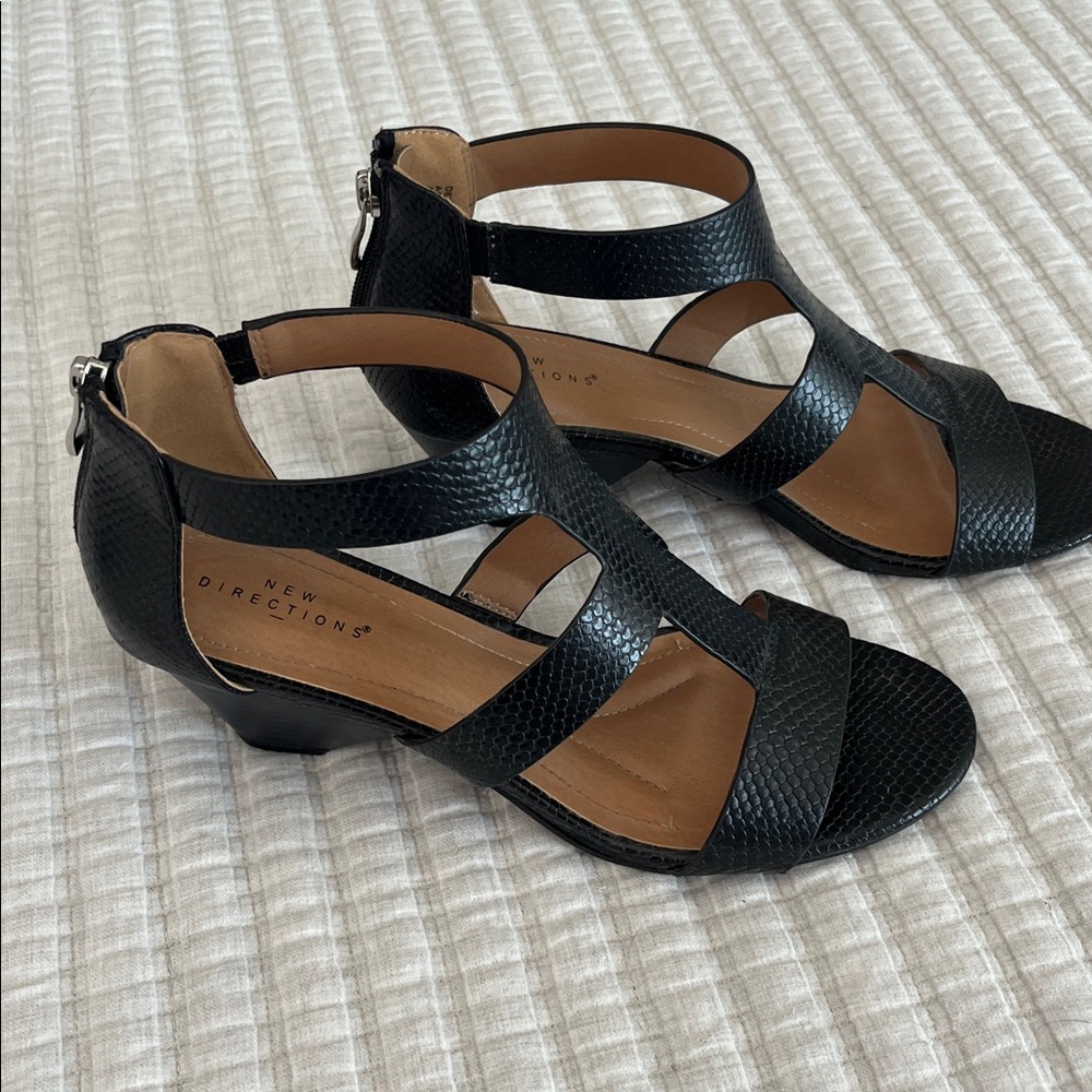 New direction sz 9 black snake sandal